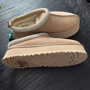 🍂 New UGG Tazz Platform Slipper Sand size 8
Authentic stock x tag attached